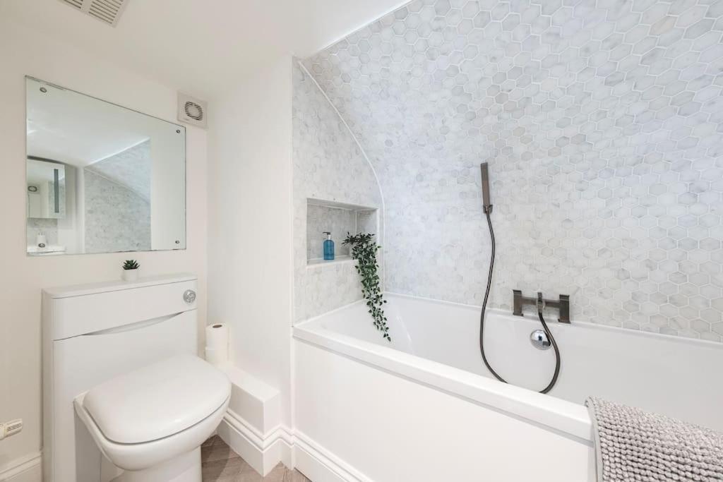 Spacious Apartment - 5 Minutes Walk To Bath Abbey Bagian luar foto